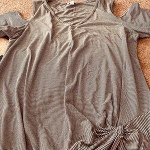 EUC - Women’s Cold Shoulder V-Neck Soft Shirt. Like New with Knot on side